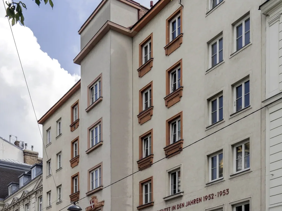 Mehrgeschossige Wohnanlage mit Balkonen und klarer Fassadengliederung