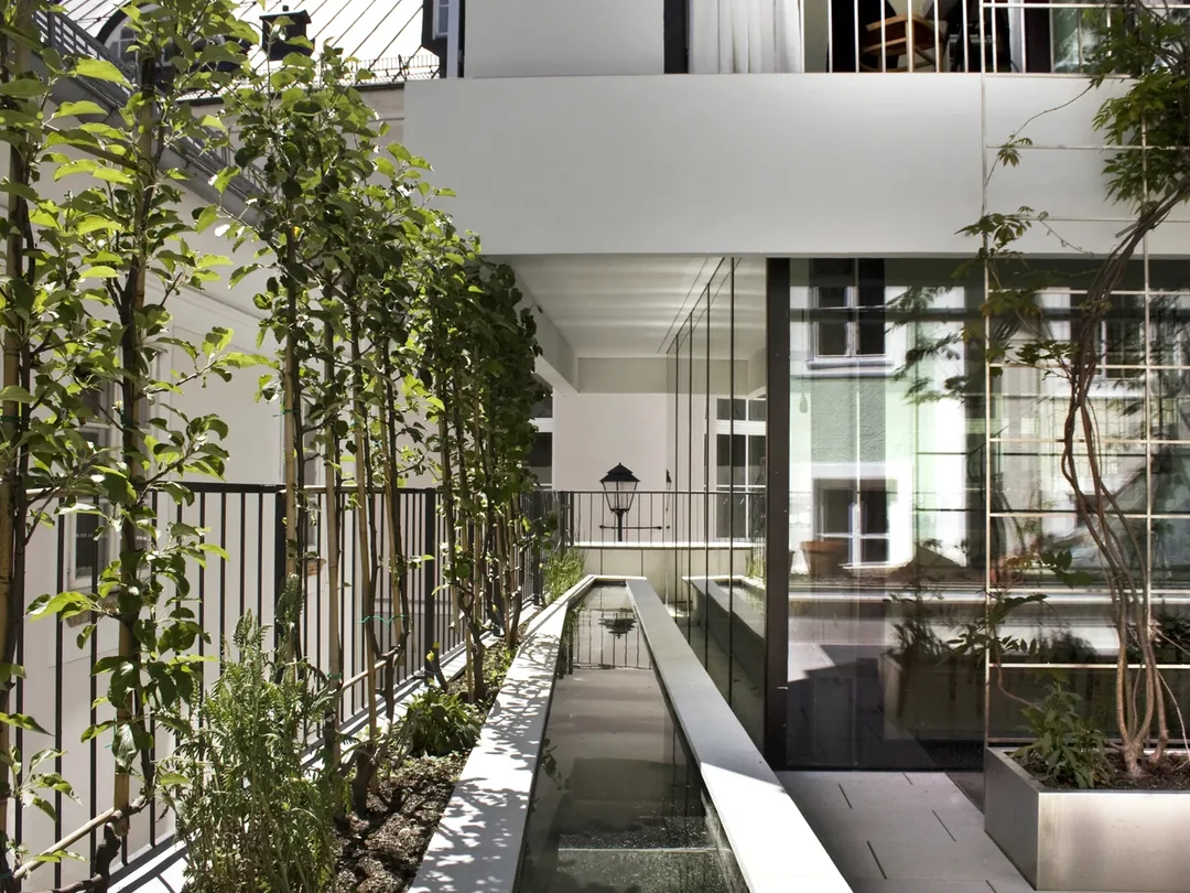 Helle Terrasse mit Gartenbezug an einem Wohngebäude