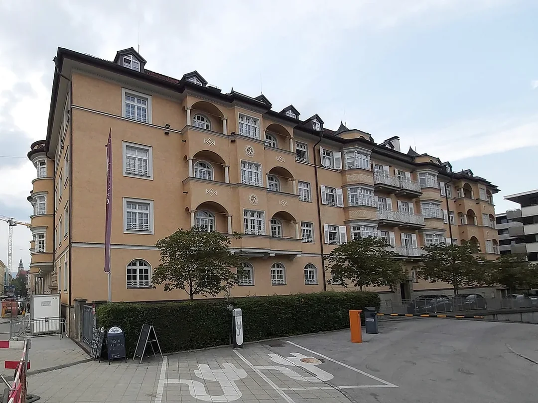 Mehrgeschossiges Stadthaus mit Fenstern und mehreren Wohneinheiten