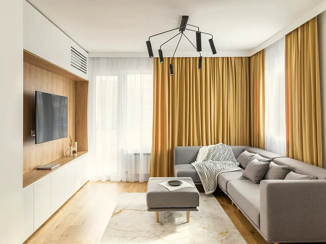 Heller moderner Wohnraum mit Sofa und großen Fenstern